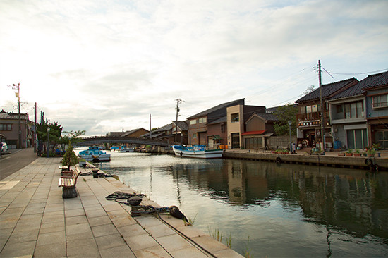 「日本のベニス」とも呼ばれる内川の風景。かつて富山県射水市（旧新湊市）の海岸部にあった放生津湊の、運河のような役割を果たした
