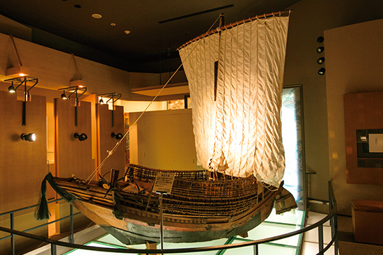 射水市新湊博物館にある北前船の模型。射水市柴家所蔵の長船丸（ながふねまる）600石積型をモデルにした。実物のほぼ7分の1の縮尺。