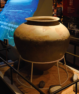 柳之御所遺跡で出土した渥美焼の大甕。高さ90.4cm、推定口径54.0cmで渥美産としては最大のもの