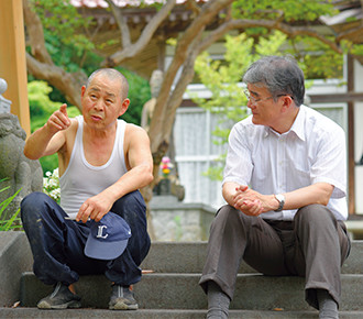 住職の泉孝雄さんから龍泉院と水沼地区の歴史を聞く斎藤さん