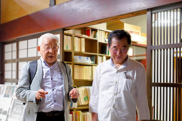 保管していた陶器を眺める館長の菅野紀男さん（右）と兄の芳郎さん（左）
