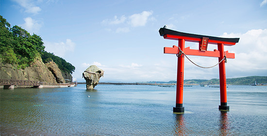 江差にニシンが押し寄せる伝説が残る瓶子岩。今は地続きとなった鴎島の入口付近にある