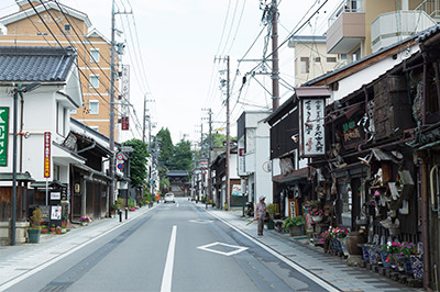 小諸市中心部を通る現在の北国街道。佐渡の金を江戸に運ぶなど重要な役目を担い、小諸のほか追分や上田などに宿場町があった