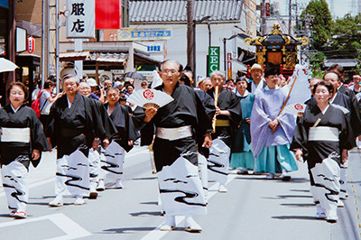 祇園祭で健速（たけはや）神社から出る神輿を正調小室節保存会が先導した写真　提供：正調小室節保存会