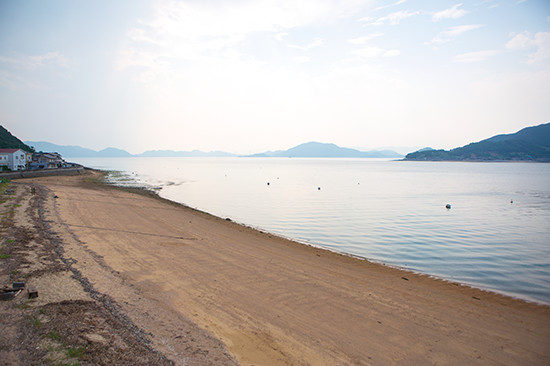 内海町横島の「シヤゴシの浜」。西海捕鯨の漁が終わると田島の人々は舟で戻ってきて、この浜に係留していた