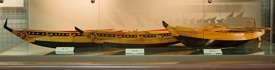 島の館に展示されている鯨舟。左から勢子舟、持双舟、双海舟（いずれも縮尺1/10）。太地の鯨舟とは違い、非常にシンプルな塗装だ