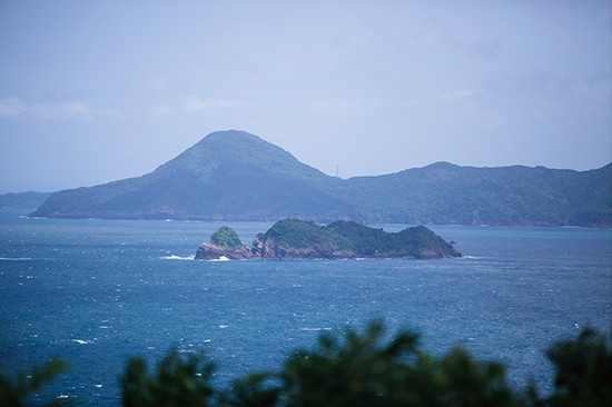 生月島と平戸島の間にある中江ノ島。かくれキリシタンの聖地とされ、聖水はこの島で汲む。禁教時代初期（1622年と1624年）に平戸藩によるキリシタンの処刑が行なわれた