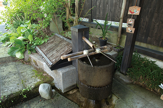 「文四郎麩」の敷地内にある井戸。伏流水が湧き出している