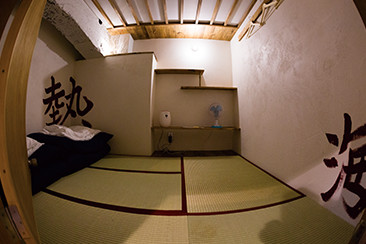 1室ずつすべて内装が違うマルヤのシングルカプセル（1人部屋）。一泊4000円程度で泊まることができる