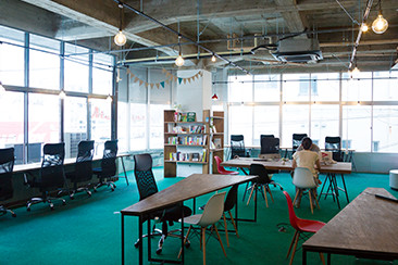 佐藤さん所有のビルの2Fにあるコワーキングスペース＆シェアオフィス「naedoco」。佐藤さんの協力を得て、machimoriが運営。ミーディングやイベントもできる多目的なスペースだ