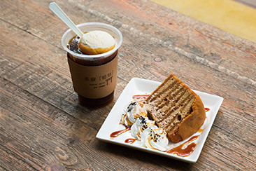 「茶寮『報鼓』」で提供する麦こがしアイスを用いた「アイス珈琲フロート」と「麦こがしシフォンケーキ」