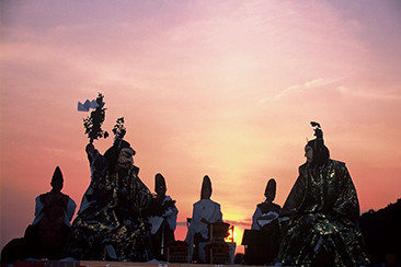 「国譲り神話」の舞台である稲佐の浜で、夕刻に神楽を舞う深野神楽保存会の皆さん