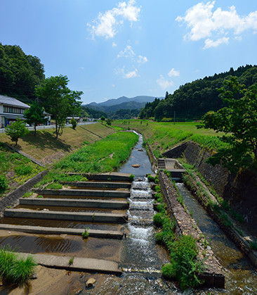 奥出雲町を流れる斐伊川（上流域）。奥には斐伊川の源である船通山（せんつうざん）の頂も見える