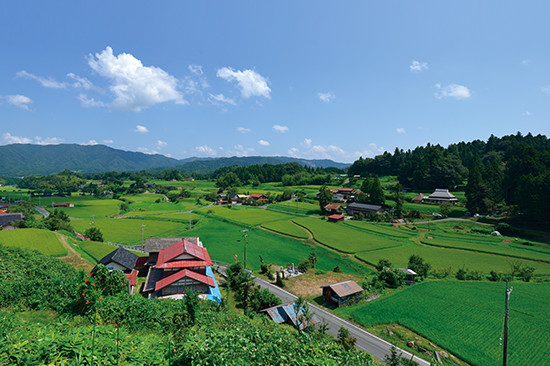 鉄穴流し跡に開かれた福寄（ふくより）集落。棚田を含むこの美しい風景が山を崩してつくられたものとは、にわかに信じがたい