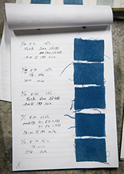 液の状態を確かめるため、染めた布を貼り付けたノート。毎日欠かさず記録する