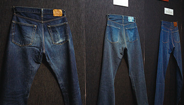 児島味野本店ではかつて販売したジーンズを展示。経年変化がよくわかる