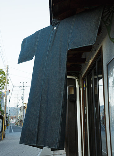 仕立てはそのままで、生地をデニムに置き換えた「DENIM KIMONO」。ブランド名「RAMPUYA」とは「藍布屋」からのネーミング