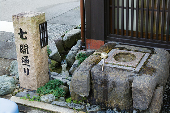 朝市で有名な七間通りにある「七間清水」。このような湧き水はそこかしこで見られる