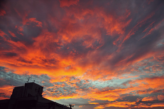 夕暮れの高積雲。空の色を活かすと幻想的な写真が撮れる