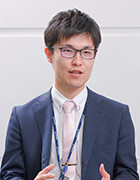 ANAエアポート株式会社の運航支援者、井上晃介さん。入社3年目。大学では気象学を専攻していた