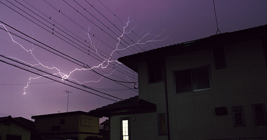 自宅の窓から撮影した雷。この写真をきっかけにストーム・チェイサーへの道が始まった（2008年7月27日） 提供：青木豊さん