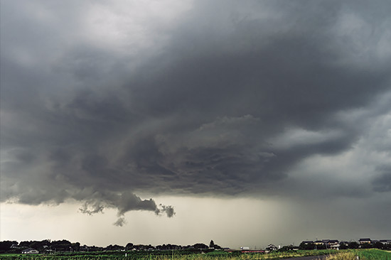 「スーパーセル」と呼ばれる巨大な積乱雲。竜巻やガストフロント、ダウンバーストの発生源なので注意が必要（2012年7月17日） 提供：青木豊さん