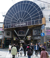 上方の大型ディスプレイでCMを流すのはまちづくり松山の収益事業の一つ。東側は道路を挟んで大街道と接する
