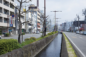 銀天街の脇を流れる中の川。