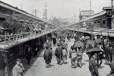 1911年（明治44）の浅草寺仲見世の賑わい（『東京風景』より）