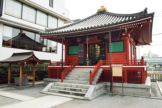 浅草寺のご本尊が祀られたという「駒形堂」。かつては川側に向いていたが、時代とともに川を背にするようになった