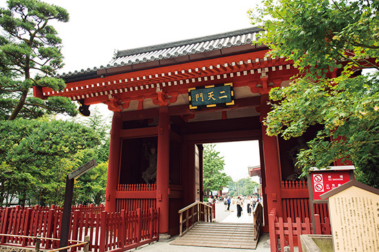 浅草寺の馬道通り側にある二天門。1649年（慶安2）ごろの建築とされる。浅草神社、伝法院とともに東京大空襲による消失を免れた