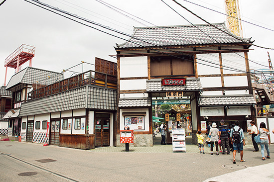 日本最古の遊園地とされる「浅草花やしき」。集客のために動物を入れ、生き人形を展示し、映画も上映した。