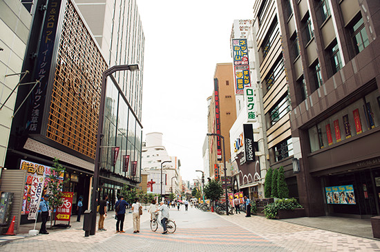 地方の魅力が体験できる商業施設などがオープンし、賑わいを取り戻しつつある浅草六区。
