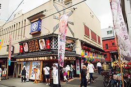 1907年（明治40年）、浅草四区で昆虫館としてスタート、今は大衆演劇の劇場として営業を続ける「木馬館」