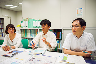 東京都建設局河川部低地対策専門課長の冨澤房雄さん（中）、計画課の榮麻希さん（左）、計画課課長代理の遠藤英樹さん（右）
