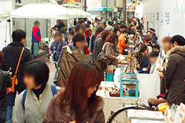 第2回「モノマチ」に集う人々。デザビレそばの佐竹商店街が人であふれた
