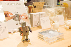 自分で組み立てられる小さなロボット「FACTORY ROBO」。