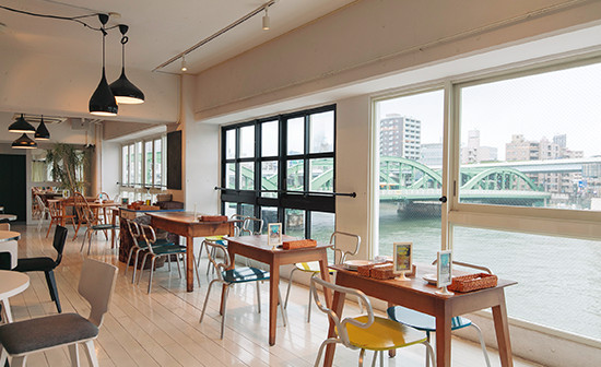 隅田川のロケーションを活かし、築40年のビルをリノベーションしたカフェレストラン「Ciero y Rio（シエロ イ リオ）」。2011年オープン