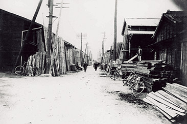 材木倉庫がひしめき合う木場の通り（現在の深川一・二丁目、冬木付近）。1926年（大正15）以前の撮影という（提供：江東区教育委員会）
