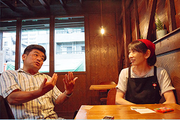 語り合う「cafe copain」オーナーの高橋幸子さんと久染さん
