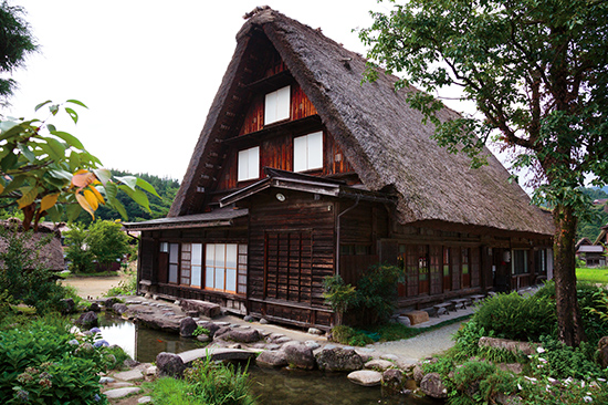 白川郷の合掌造りの茅葺き家屋。堂々としたたたずまいだ。