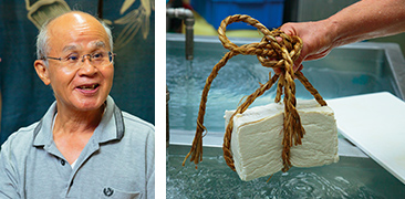 （左）五箇山豆腐とこきりこ唄の保存に携わる岩﨑喜平さん</p> <p>（右）名産品の五箇山豆腐。縄で縛っても崩れない、しっかりとした硬さだ