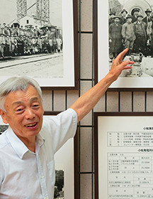 庄川と流木の歴史を話す庄川水資料館の松村樹館長