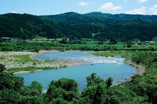 水面がきらめく庄川。鮎を狙う太公望の姿も