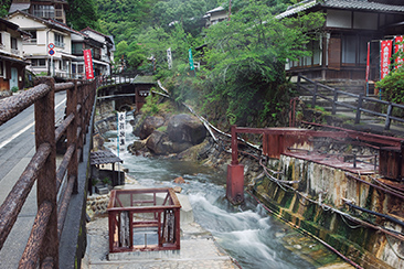 約1800年前に発見されたという日本最古の温泉「湯の峰温泉（ゆのみねおんせん）」。