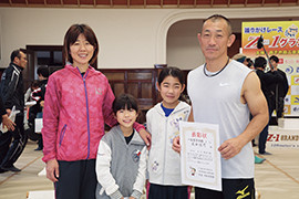 一般男子の部で優勝を飾った定由征司さん（右端）とご家族。