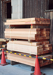 新桶をつくるために仕入れた吉野杉の木材。厚さは一般的な材より分厚く10〜11cmある