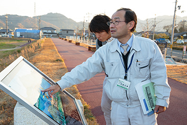 出石の舟着き場跡について説明する宍粟市教育委員会の田路正幸さん