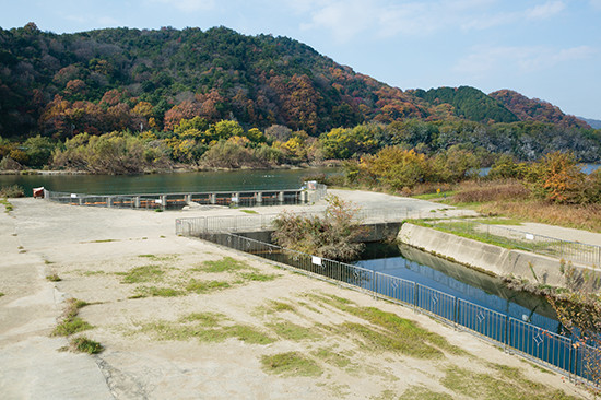 揖保川の取水口。播磨臨海工業地域まで工業用水として送られている