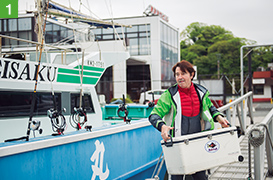 早朝、釣り船に荷物を積み込む